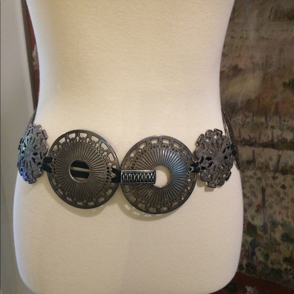 Metal disc conch stretch belt